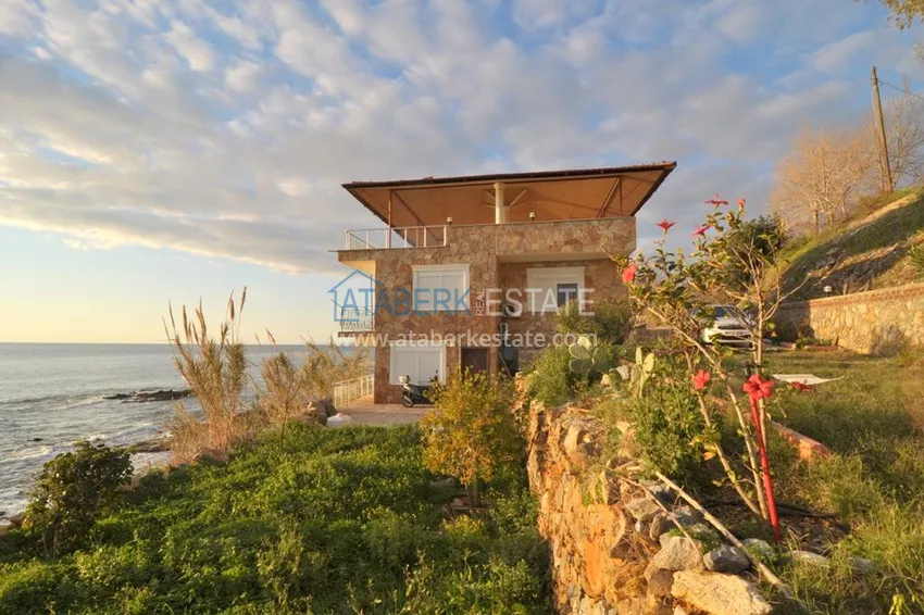 Двухэтажный особняк у самого берега Средиземного моря – Алания, район Ешильоз 1 