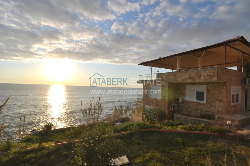 Двухэтажный особняк у самого берега Средиземного моря – Алания, район Ешильоз 2 