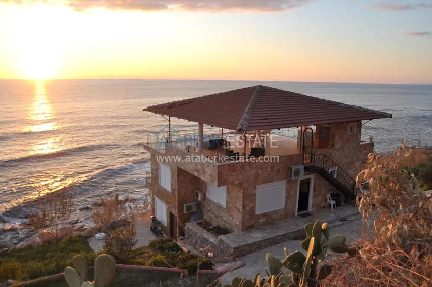 Двухэтажный особняк у самого берега Средиземного моря – Алания, район Ешильоз 3 