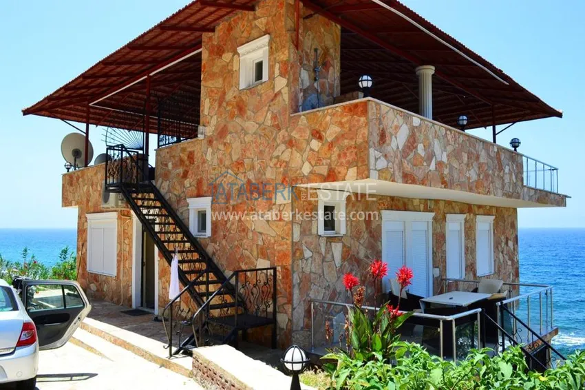 Двухэтажный особняк у самого берега Средиземного моря – Алания, район Ешильоз 7 