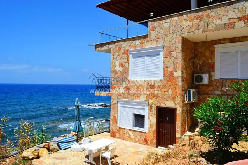 Двухэтажный особняк у самого берега Средиземного моря – Алания, район Ешильоз 9 