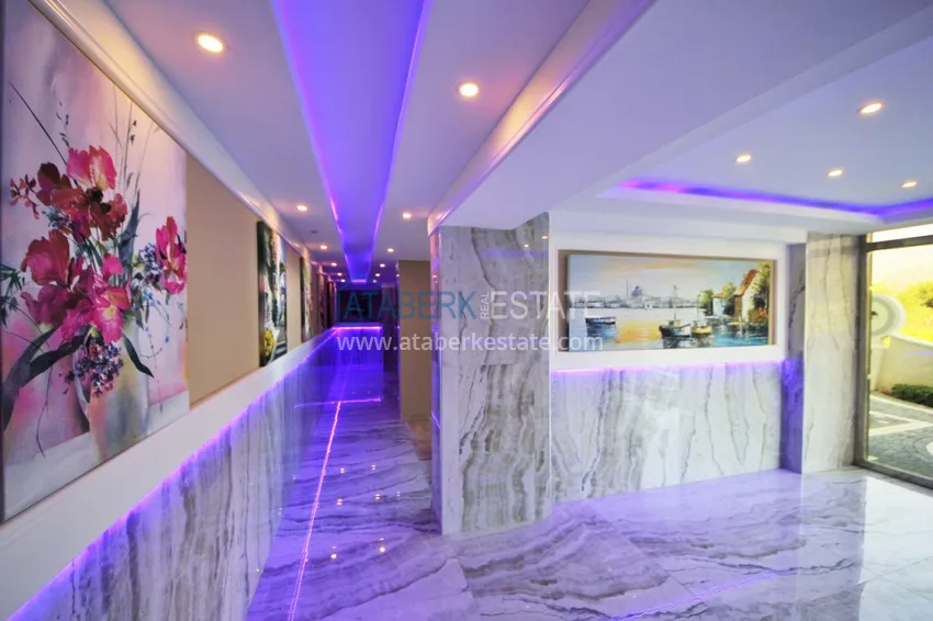 Трехкомнатная квартира с мебелью и отдельной кухней в районе Махмутлар 12 