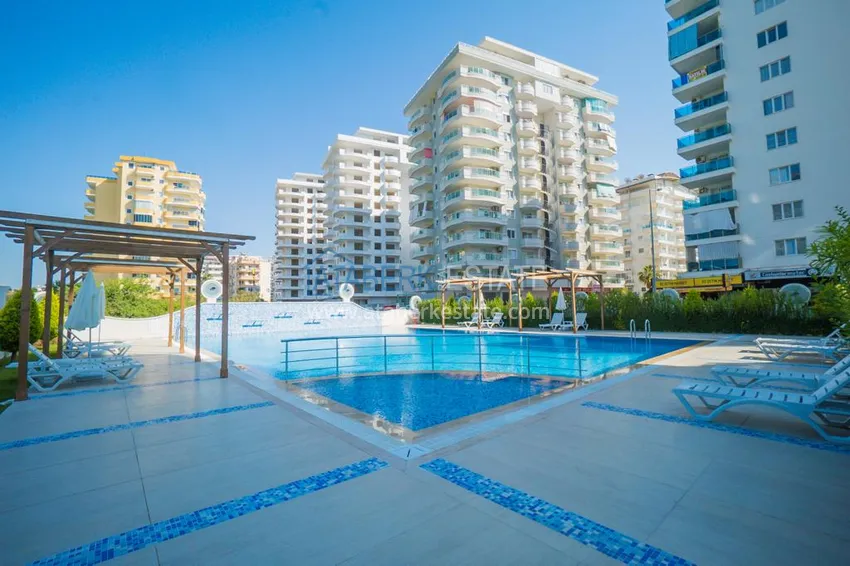 Трехкомнатная квартира с мебелью и отдельной кухней в районе Махмутлар 6 