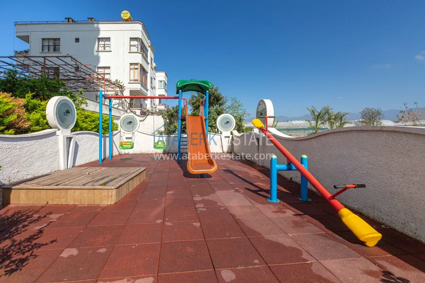 Трехкомнатная квартира с мебелью и отдельной кухней в районе Махмутлар 9 