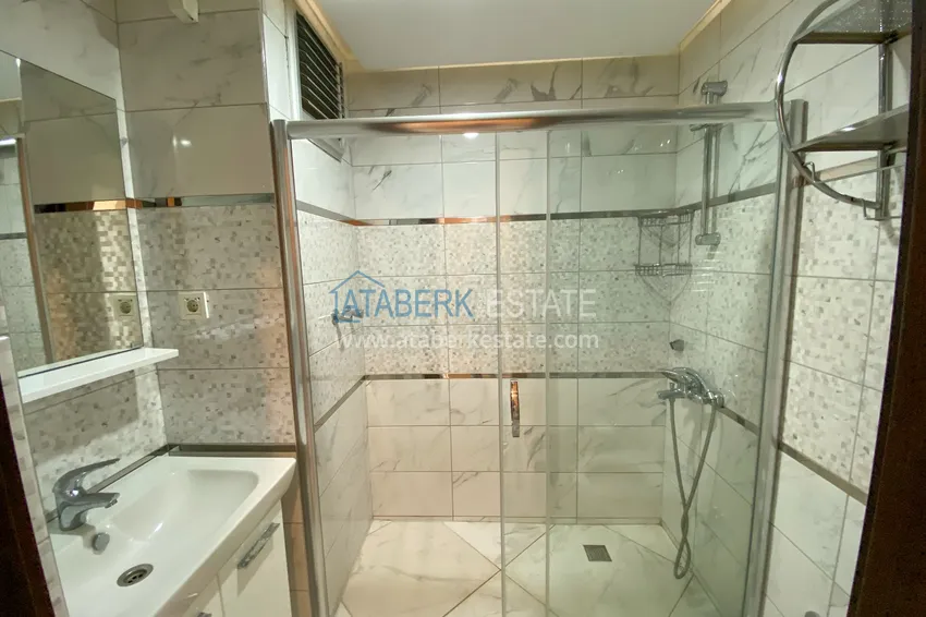 Приобрести Четырехкомнатная линейная квартира с отдельной кухней в центре Алании – Хасбахче 8 