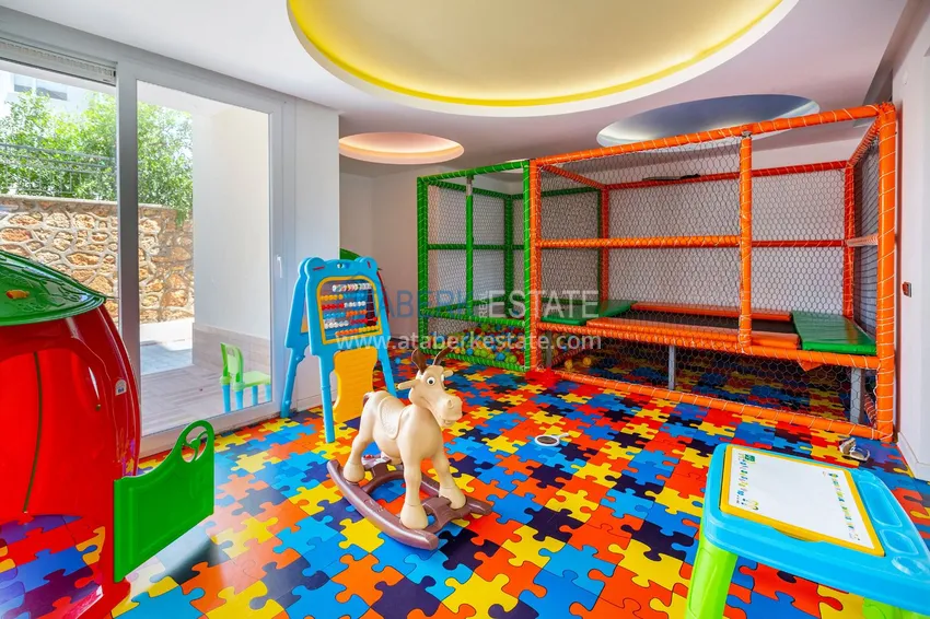 Трехкомнатная квартира с мебелью в районе Оба в комфортабельном семейном комплексе 21