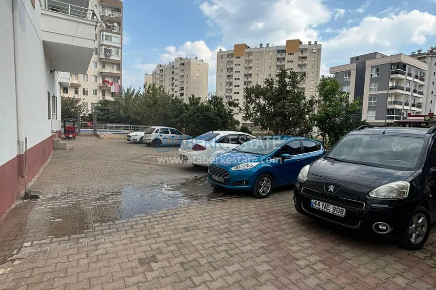 Трехкомнатная квартира с застекленным балконом в Мерсине, район Томюк 3 