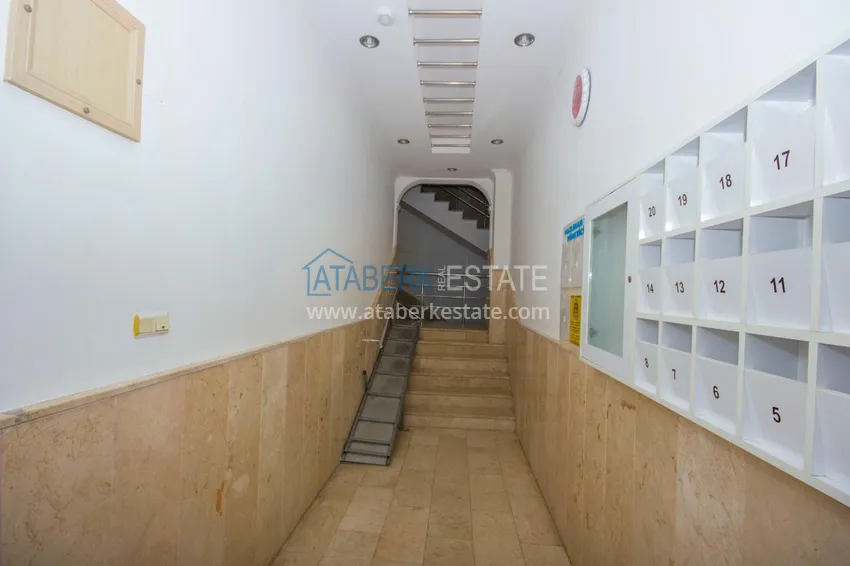 Квартира 2+1 в Алании, Оба — меблированная, с большим остеклённым балконом и удобной локацией 16 
