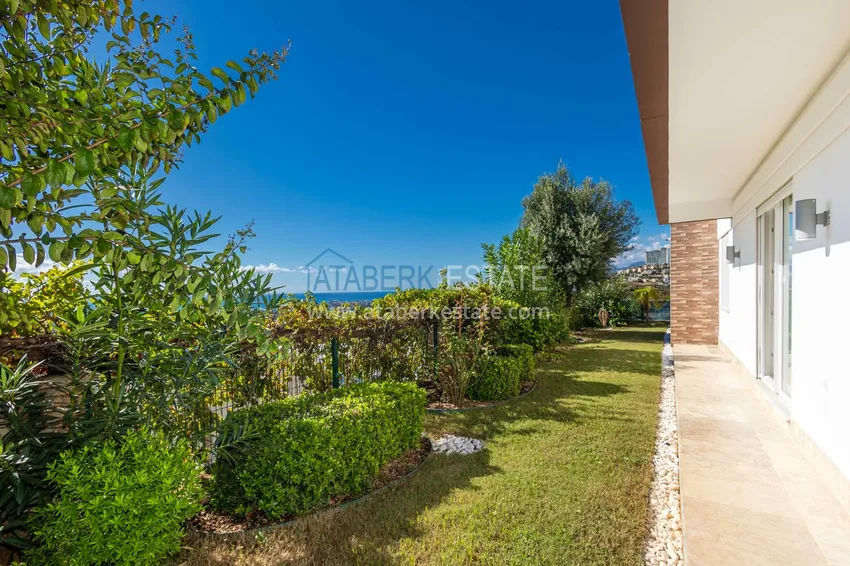 Элегантная вилла 3+1 с панорамным видом на море и горы в элитном комплексе – Алания, район Каргыджак 7 