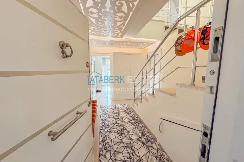 Приобрести Пентхаус 3+1 в Кестеле с мебелью и видом на горы - двухуровневая планировка и отдельная кухня 1