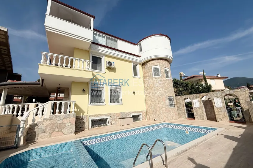 Частная вилла 5+3 в районе Оба – трехэтажная с мебелью, подходит для ВНЖ 1 