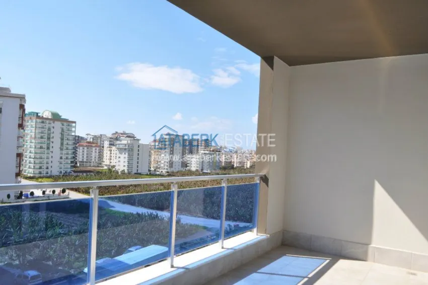 Приобрести Трехкомнатная квартира в современном комплексе Махмутлара 1 