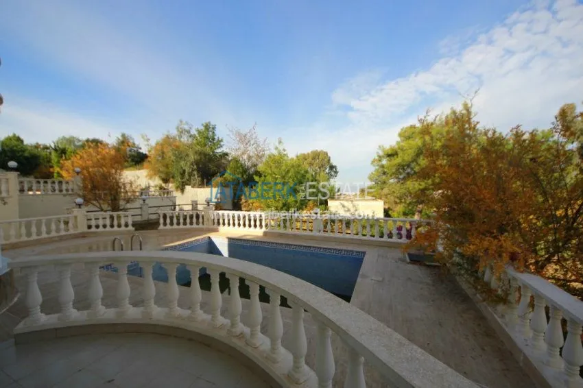 Приобрести Вилла с собственным бассейном и 4 спальнями в районе Махмутлар. 27 