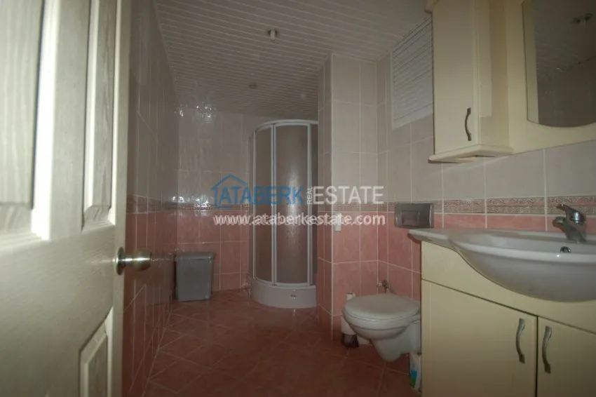 Приобрести Меблированная трехкомнатная квартира в комплексе с бассейном в Алании, 120 м2 24 