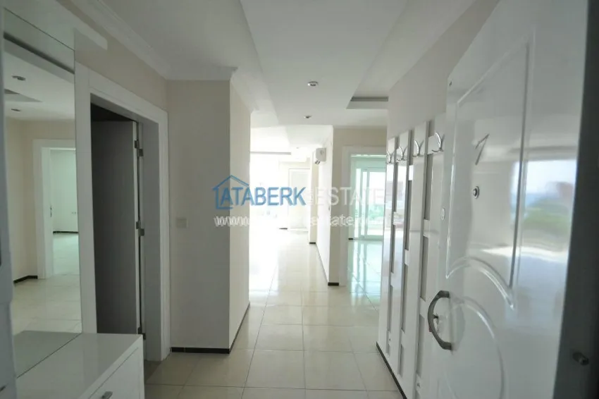 Приобрести Трехкомнатная квартира на первой линии от моря 2