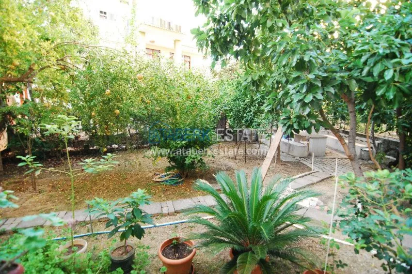 Двухкомнатная квартира с выходом в сад в центре города Алания. 9 