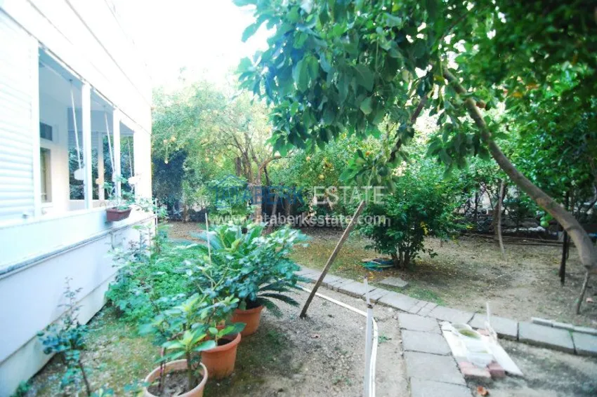 Двухкомнатная квартира с выходом в сад в центре города Алания. 1 