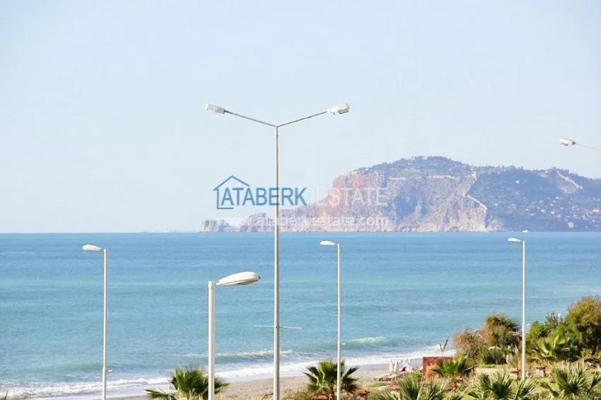 Трехкомнатная квартира на первой береговой линии, с видом на море по умеренной цене. 3 