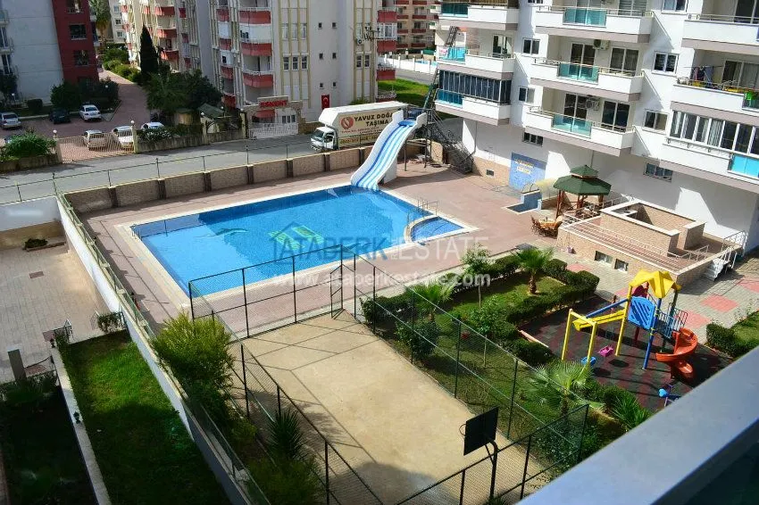 Новая квартира в центре Махмутлара в ухоженном жилом комплексе 21 