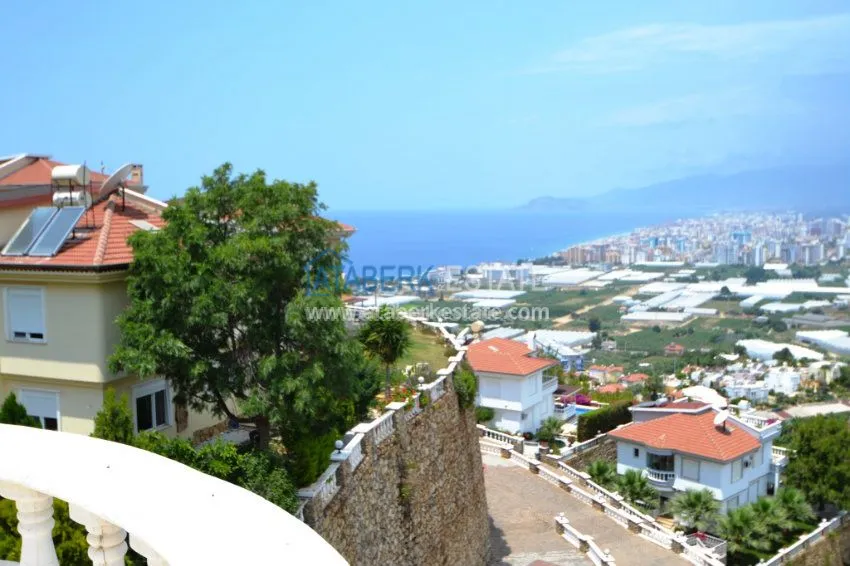 Новая квартира в центре Махмутлара в ухоженном жилом комплексе 25 