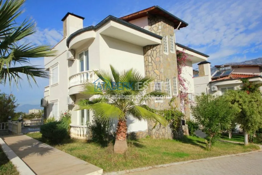 Вилла с собственным бассейном и 4 спальнями в районе Махмутлар. 1 