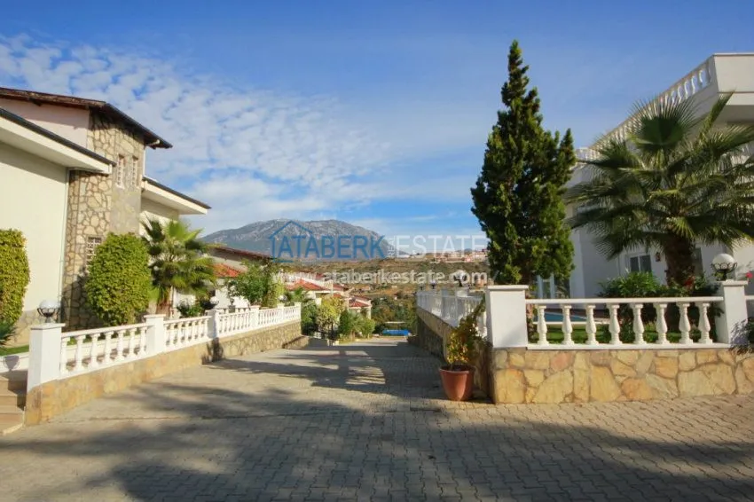 Вилла с собственным бассейном и 4 спальнями в районе Махмутлар. 5 