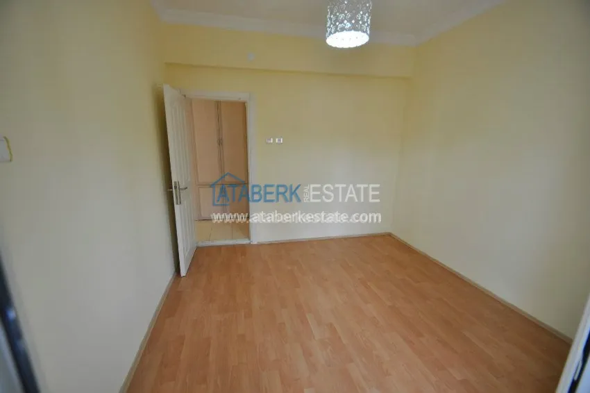 Просторная квартира с тремя спальнями и отдельной кухней 2