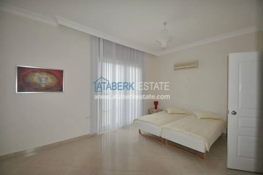 Просторная квартира с тремя спальнями и отдельной кухней 3