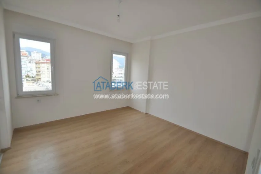 Просторная квартира с тремя спальнями и отдельной кухней 10