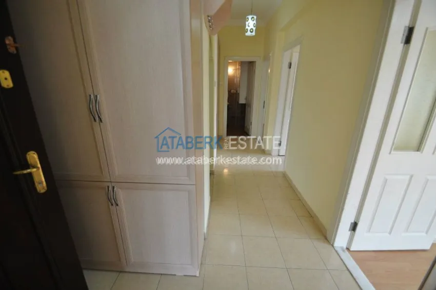 Просторная квартира с тремя спальнями и отдельной кухней 12