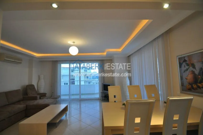 Просторная квартира с тремя спальнями и отдельной кухней 16