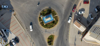 Расположен Тосмур в восточной части Алании, рядом с Оба и Кестелем.